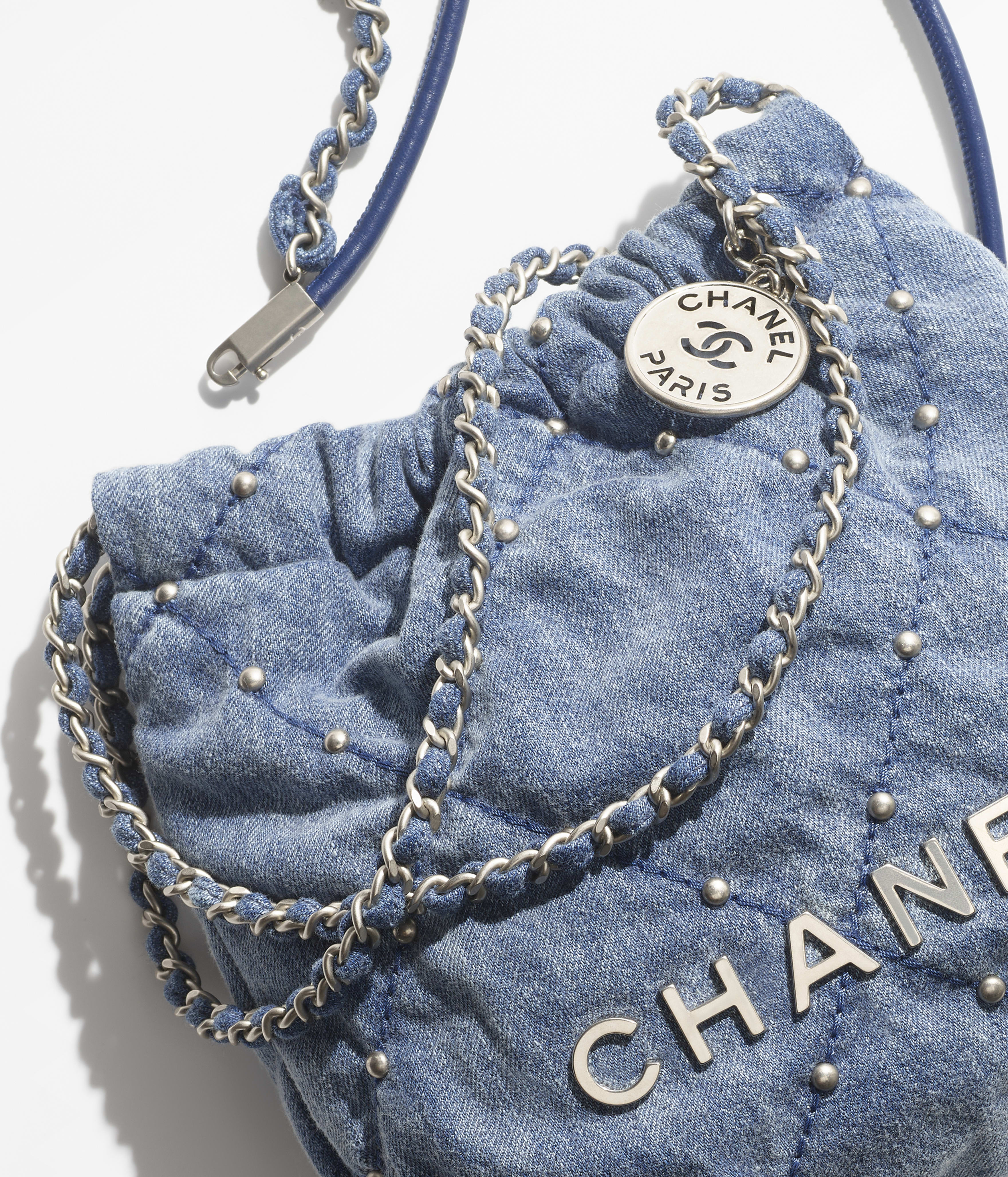 Borsa CHANEL 22 mini - Blu - Denim lavato & metallo effetto argentato - vista artistica 4